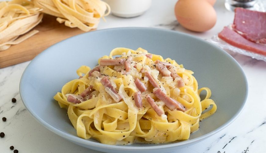 Le Fettuccine alla Papalina: Un Tuffo nel Gusto Divino!